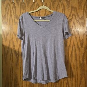 Jessica Simpson Short Sleeve V-Neck Tee in Light Lavender